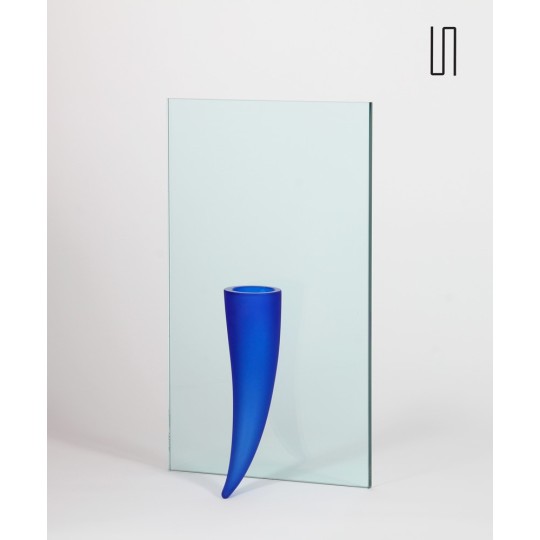 Glassware, Une étrangeté contre un mur by Starck for Daum, 1988 - French design
