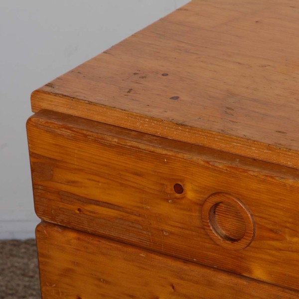 Pine storage unit, selected by Charlotte Perriand for Les Arcs, 1960s - 