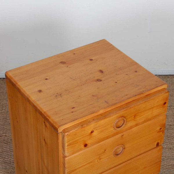Pine storage unit, selected by Charlotte Perriand for Les Arcs, 1960s - 