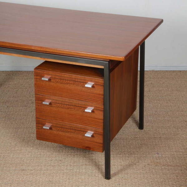 Bureau vintage en bois et métal datant des années 1960 - 
