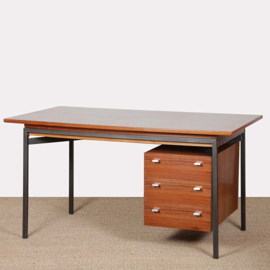 Vintage wooden and metal desk dating from the 1960s - 