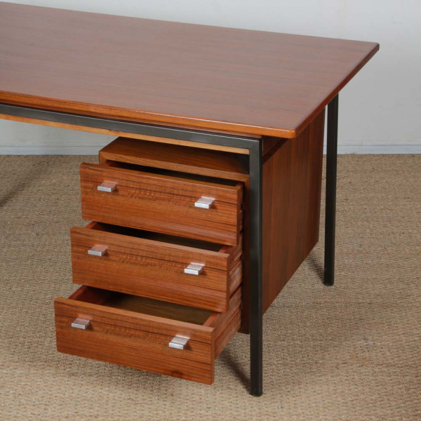 Bureau vintage en bois et métal datant des années 1960 - 