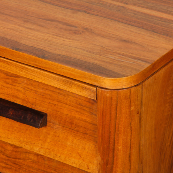 Commode en noyer, travail du XXe siècle - 