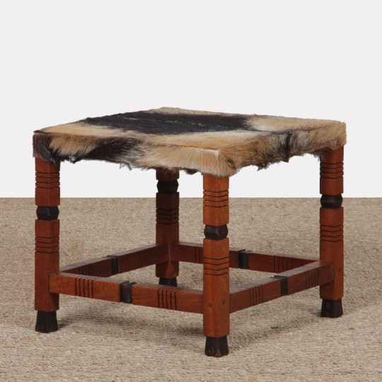 Tabouret en bois massif et peau, travail du XXe siècle - 
