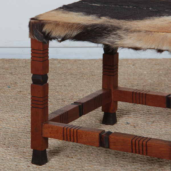 Tabouret en bois massif et peau, travail du XXe siècle - 