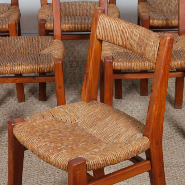 Suite de 6 chaises paillées en orme massif, travail français, 1950 - 