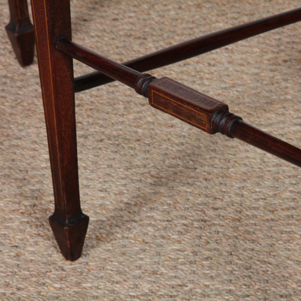 A pair of chairs, English, late 19th century - 