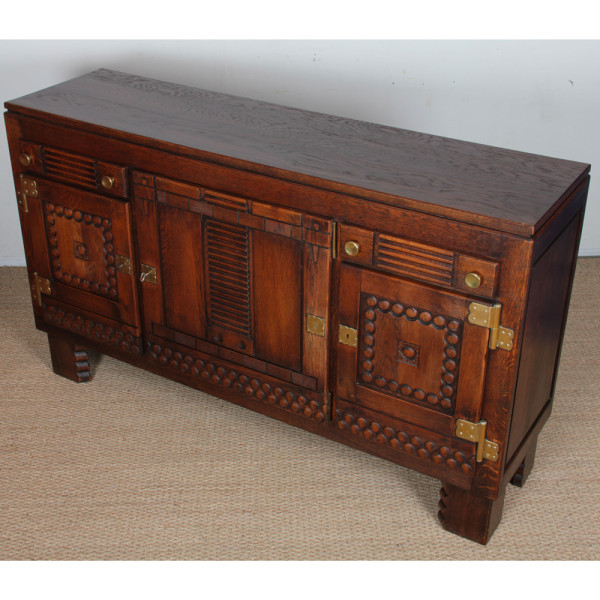 Buffet en chêne et laiton dans le goût de Charles Dudouyt, 1940 - 