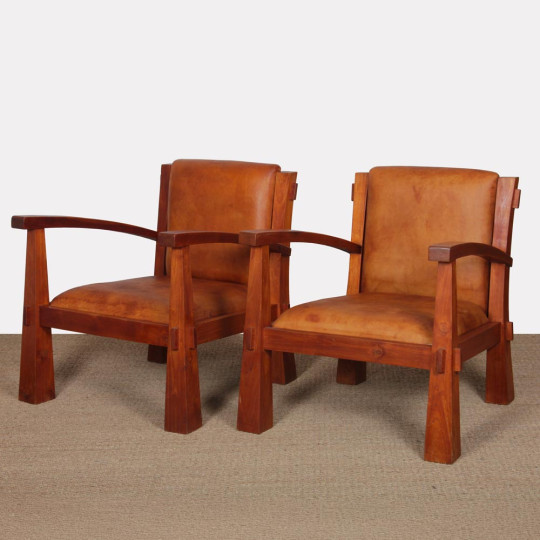 Paire de fauteuils en bois massif et cuir des années 1980 - 