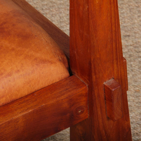 Paire de fauteuils en bois massif et cuir des années 1980 - 