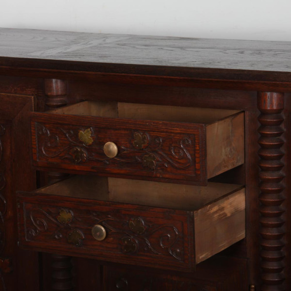 Buffet en chêne et laiton dans le goût de Charles Dudouyt, 1940 - 