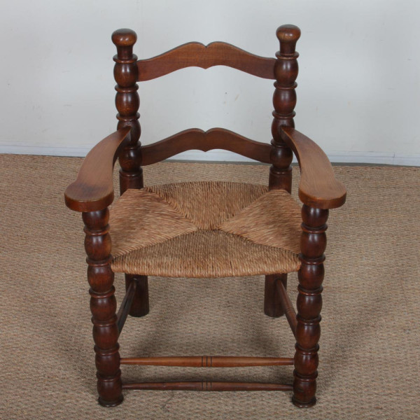 Fauteuil paillé en bois massif, travail français des années 1950 - 