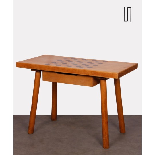 Petite table de jeux tchèque en bois massif, vers 1950 - Design d'Europe de l'Est