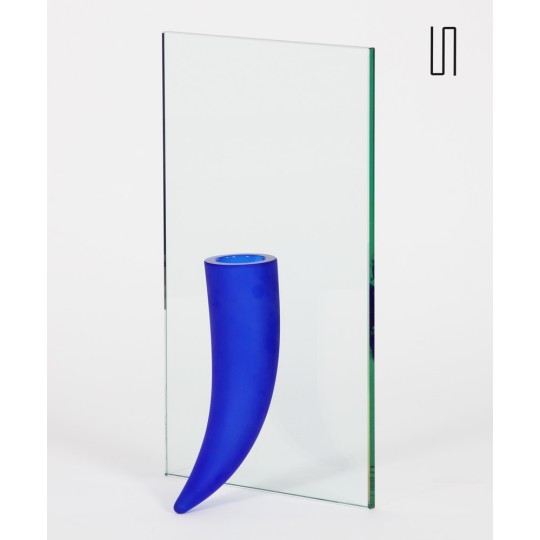 Vase, Une  étrangeté contre un mur par Philippe Starck pour Daum, 1988